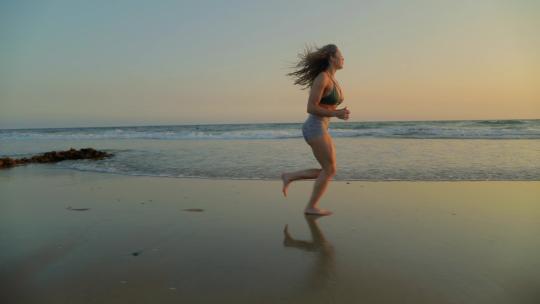 女人在海滩上奔跑