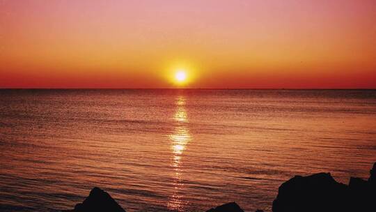 从岩石海岸看地平线上的日落  延时