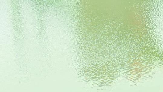 波光粼粼水面波纹嫩绿水面