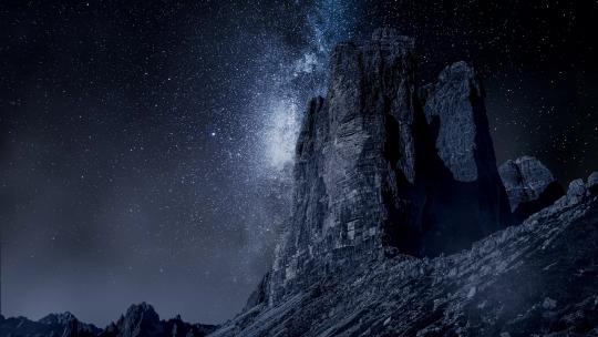 银河在夜里越过特雷·西姆，白云石视频素材模板下载