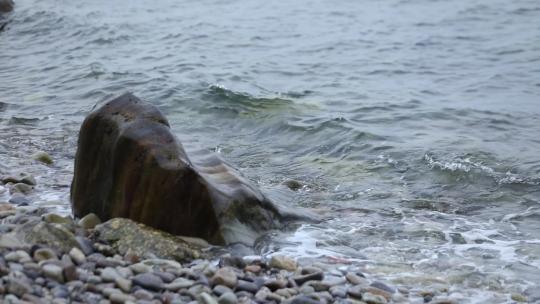h海边涨潮落潮冲刷岩石