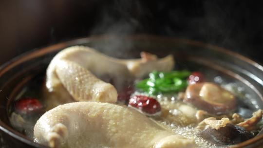 砂锅里沸腾的鸡汤视频素材模板下载