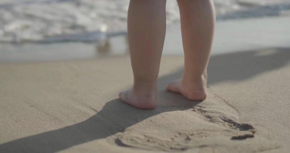 海浪流到小孩的脚边