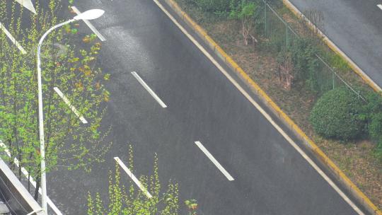 航拍城市暴雨天气交通道路行驶的汽车车流