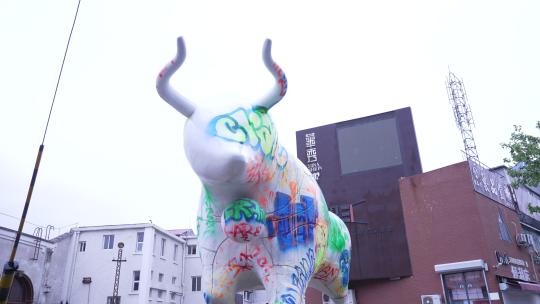 青岛彩色公牛雕塑