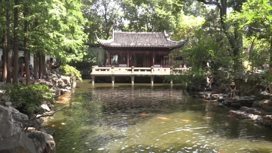 上海豫园中的池塘与水榭
