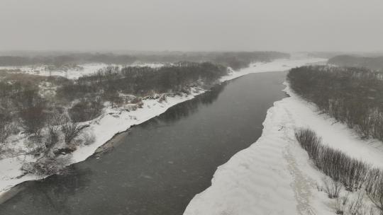 大兴安岭不冻河春天开河风雪交加