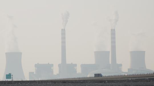 工厂雾霾污染天空