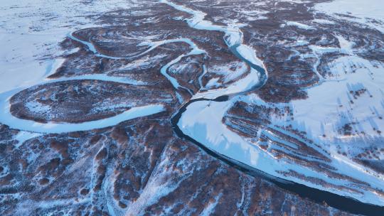 航拍冰雪覆盖的湿地河湾视频素材模板下载