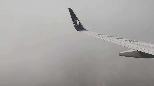 青海祁连山脉山东航空航班云中穿梭视频素材模板下载