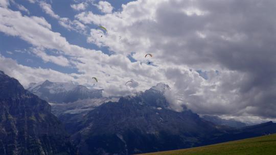 滑翔伞在山间飞翔