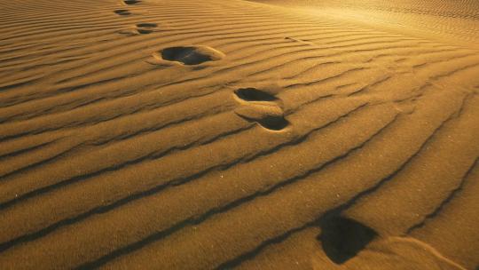 航拍沙漠中沙丘上的脚印