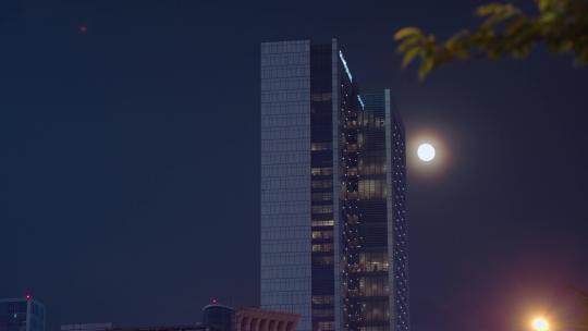 城市夜晚月亮