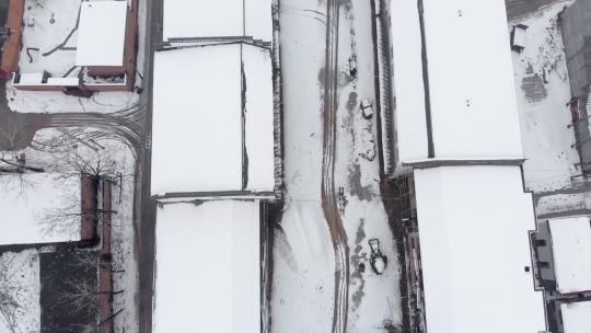 俯拍农村雪景的房顶