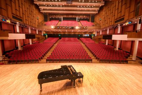 一首4款乐器演奏，氛围的中低高音舒缓音乐