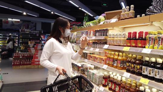 4k 女人在超市购物选购商品