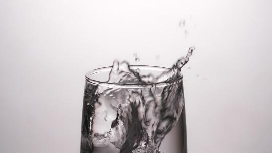 冰块掉进一杯水里