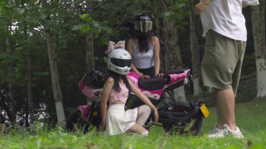 摄影师在公园拍摄骑摩托的模特