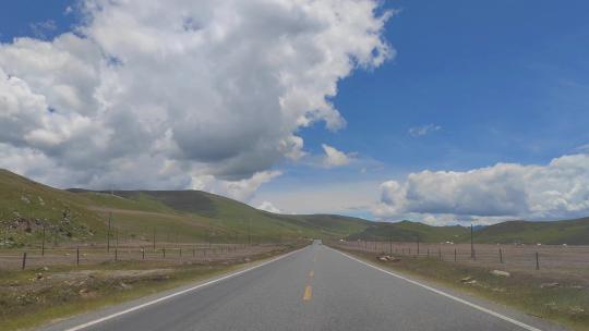 驾驶员视角自驾游川藏线318国道毛垭草原视频素材模板下载
