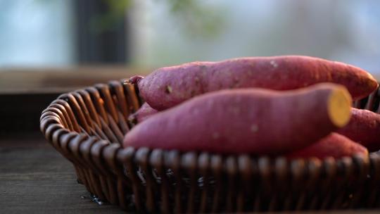 刚清洗好的地瓜 红蜜薯 摆放在篮子里的特写