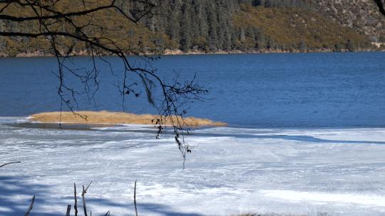 冬天结冰湖面