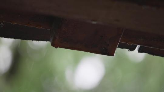 4K雨季雨水从木屋檐滴落升格空镜