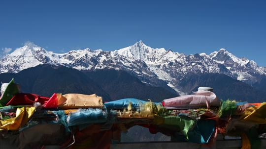 梅里雪山和藏族经幡