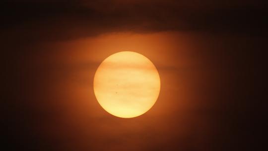 超大太阳日出长焦特写实拍空镜