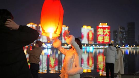 城市多人放孔明灯集合美丽浪漫高清在线视频素材下载