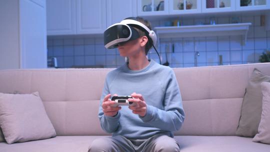 带VR耳机的男孩视频素材模板下载