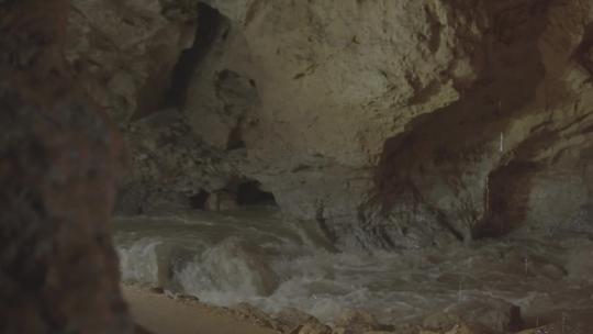 M1山洞中汹涌的地下暗河视频素材模板下载