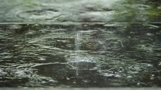 下雨青石板水滴石穿实拍空镜头