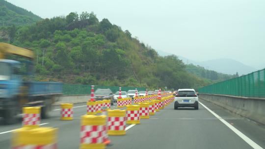 公路指示牌道路养护高速公路分流修建隧道