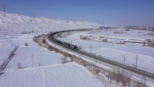 雪后山脚下铁路火车视频素材模板下载