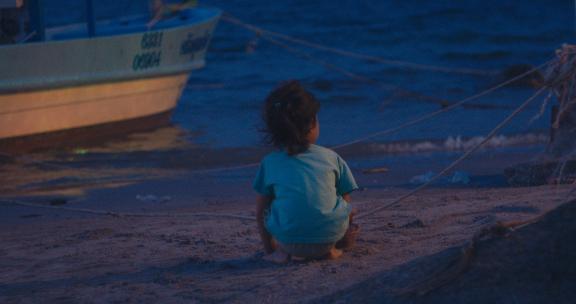 泰国华欣海边玩沙小女孩人文风光情绪空镜