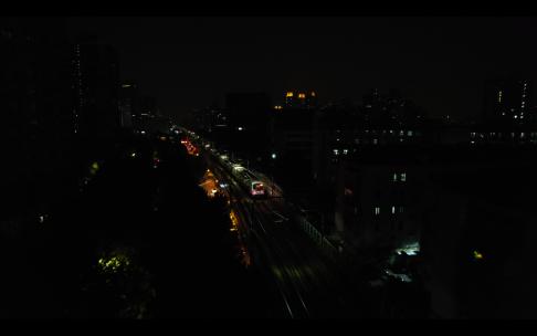 夜晚城市中的上海空中地铁高架桥