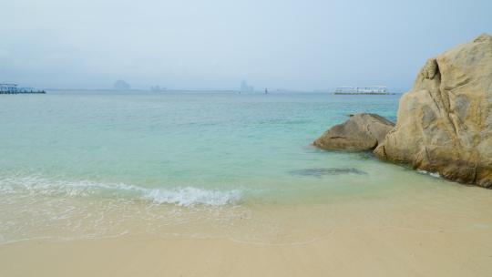 大海岸边海浪拍打沙滩 海边浪花