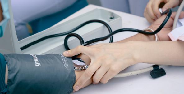 精品 · 实拍义诊测量血压