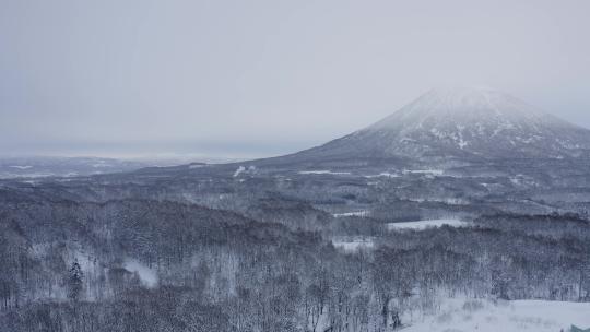 Yotei Niseko山日本无人机在村庄上空盘旋