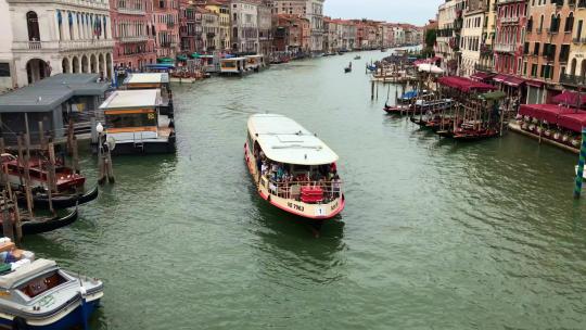 威尼斯水上航道上的旅游船视频素材模板下载