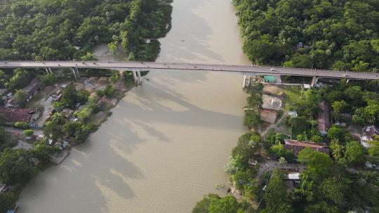 孟加拉国棕色河流上的交通桥梁