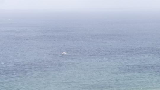 三亚海棠湾远眺大海上的飞机