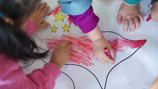 为五星红旗蜡笔上色的孩子们绘画涂画视频素材模板下载