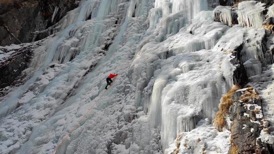 四姑娘山双桥沟景区冰瀑上的攀冰运动爱好者