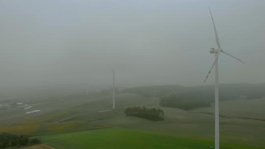 雾中的发电风车视频素材模板下载
