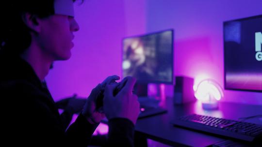 男子在电脑面前玩游戏视频素材模板下载