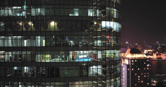 上海陆家嘴写字楼晚上开灯加班的办公室