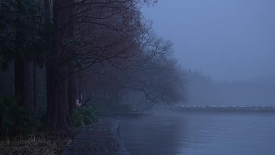清晨浓雾中的杭州西湖和船舶唯美宁静