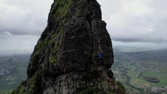 攀登险峻的山峰