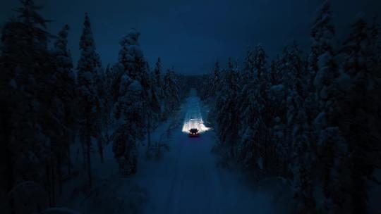 冬季夜晚汽车森林荒野行驶航拍视频素材模板下载